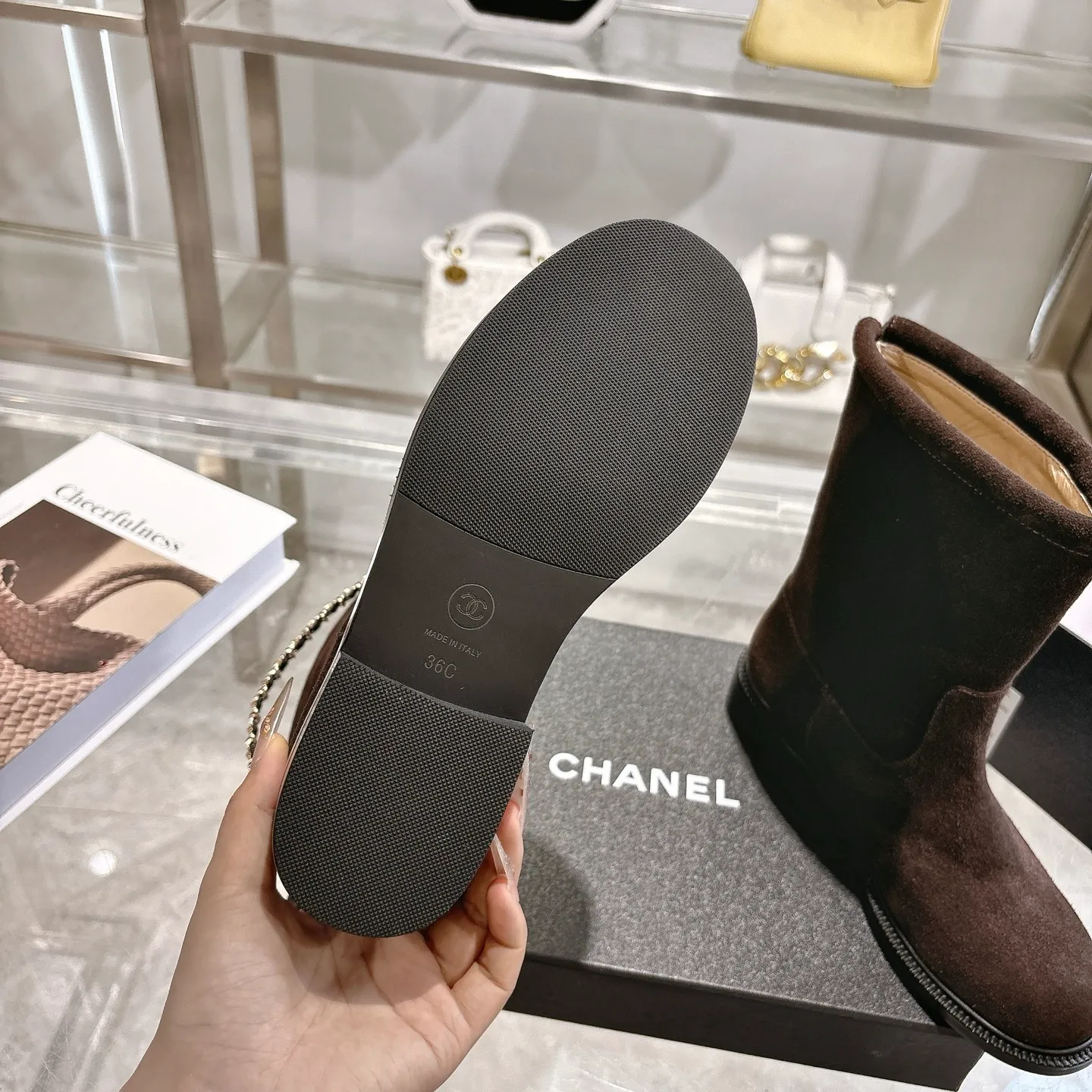 👟👟Ex-factory price 580👟👟 (Top version) CHANEL Chanel* Xiaoxiang new autumn and winter letter knight boots. This knight boot is really a representative of handsome fashion. The boots are embellished with Chanel letters, low-key yet luxurious! Simple, fashionable, individual and grand! The natural and smooth beauty has a beauty that is stunning in time. You should also show off your long legs in winter ~ Upper: imported calfskin Lining: water-dyed cowhide lining Heel height: about 3cm Size: 35-39 (40, 41 customization is not returnable)